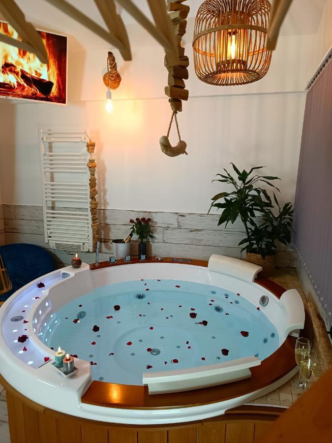 Le Maréchal Duplex - Appartement Cosy avec Baignoire spa Balnéo - CAEN hyper Centre Exterior foto